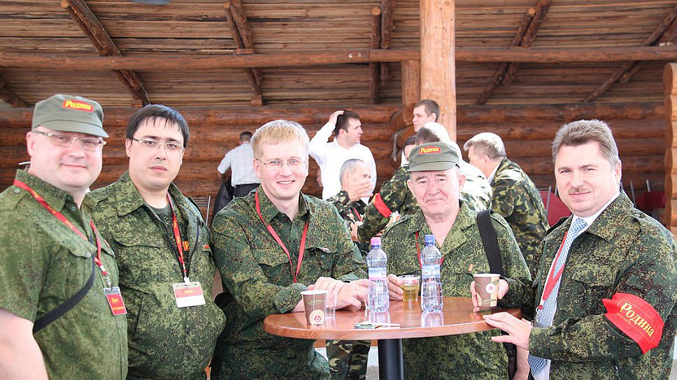 Дмитрий Большаков (в центре) готов влиться в политику «русских общин»  