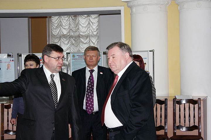 Вадим Соколов (слева) возвращается в аппарат главы региона, «набравшись опыта» в избиркоме