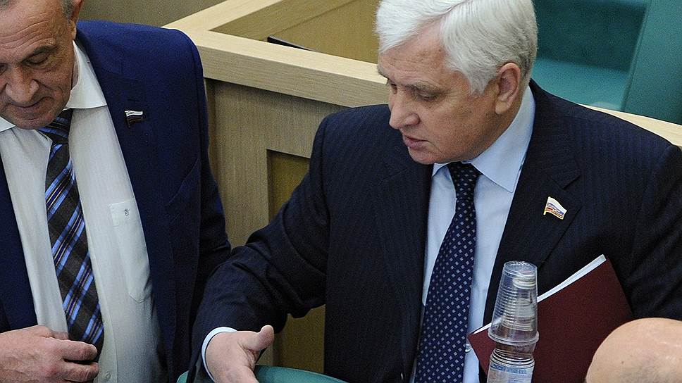 Анатолий Лысков (в центре) «испытал грусть» из-за выбора главы региона 