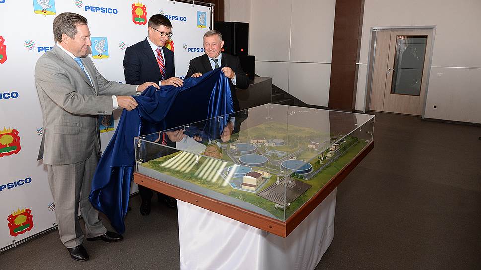 Олег Королев (слева) и представители PepsiCo открыли образцовый объект в виде макета 