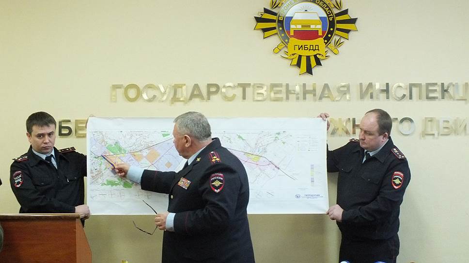 Полковник Владимир Верзилин (в центре) готовится к работе в Воронежской облдуме
