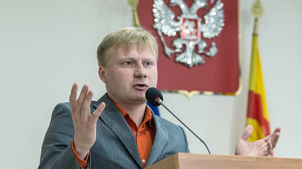 Общественник Виталий Иванищев во время выступления.
