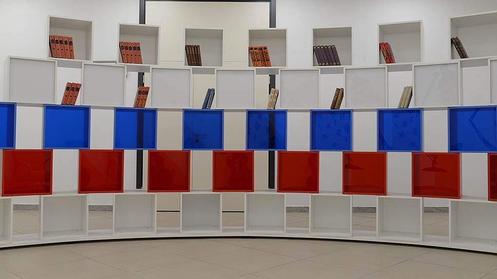 Полки школьной библиотеки оформлены в цветах национального флага, но расположились на них и советские издания