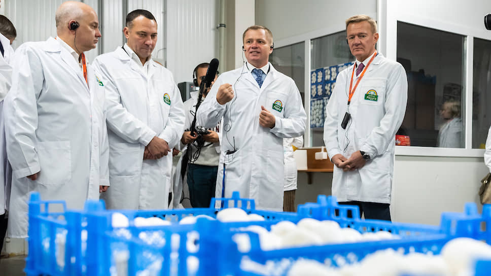 Делегация во главе с курским губернатором Романом Старовойтом (справа) смогла оценить шампиньоны не только на вид, но и на вкус