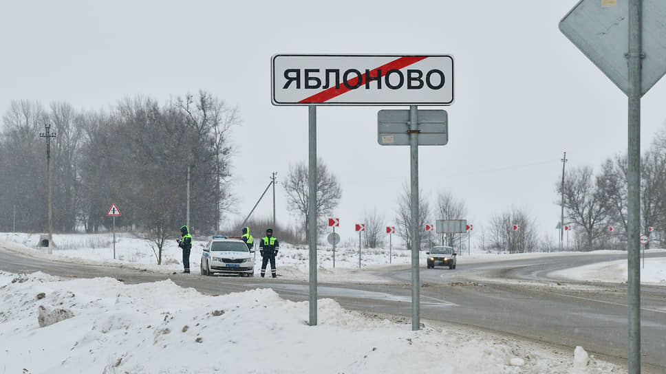 Сотрудники ДПС заблокировали проезд к месту падения самолета