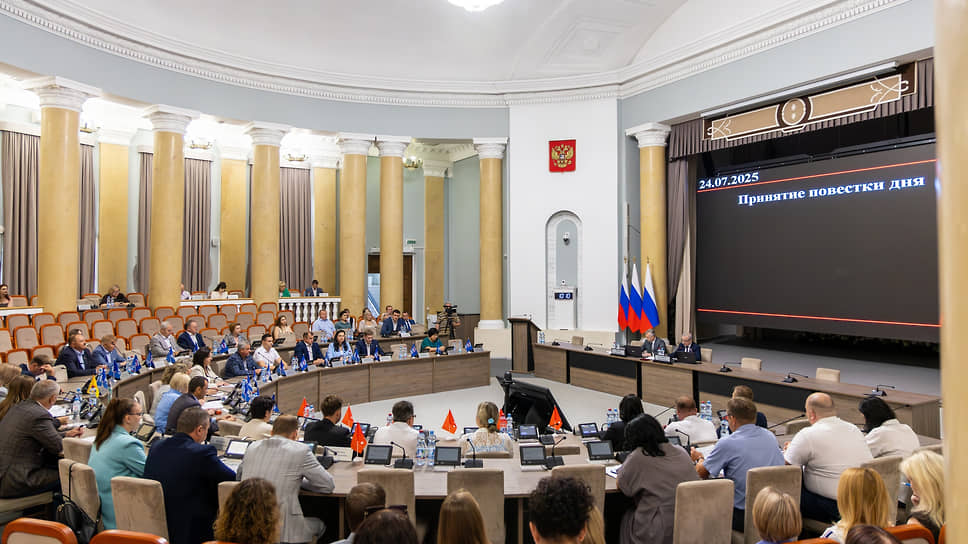 Липецкие парламентарии утверждали премии чиновникам на внеплановом заседании не полным составом