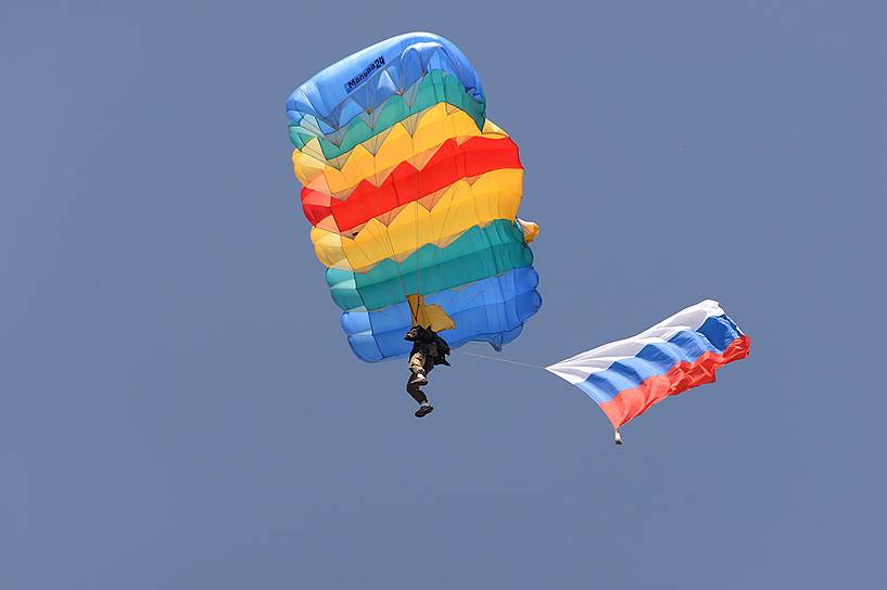 Впервые в мероприятии поучаствовали парашютисты ДОСААФ. Они пронесли четыре флага - России, Вооруженных сил, Армейских игр и своей команды