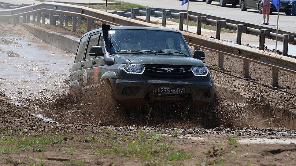 Несмотря на сложность участка, российские водители в грязи и воде не глохли