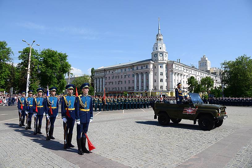 Принимал парад командующий 20-й армией генерал-майор Александр Перязев