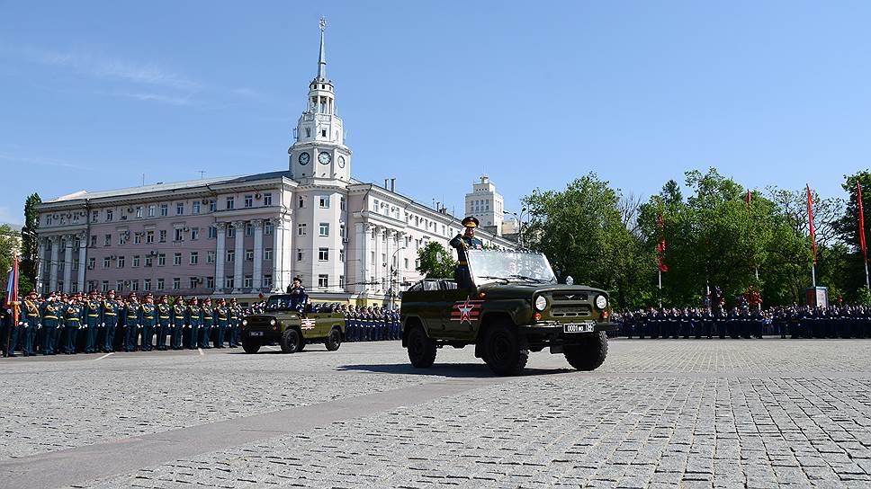 Командовал парадом заместитель начальника Военно-воздушной академии имени Жуковского и Гагарина Александр Нагалин