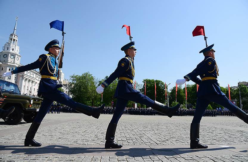 Военный парад, посвященный 73-й годовщине Победы в Великой Отечественной войне, на площади Ленина в Воронеже