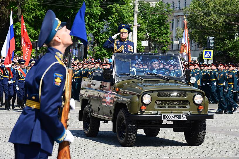 Военный парад, посвященный 73-й годовщине Победы в Великой Отечественной войне, на площади Ленина в Воронеже