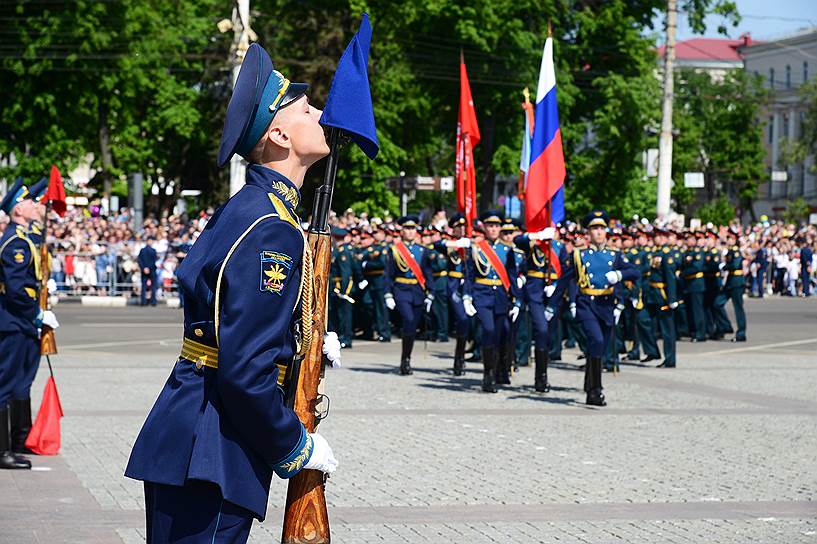 Военный парад, посвященный 73-й годовщине Победы в Великой Отечественной войне, на площади Ленина в Воронеже