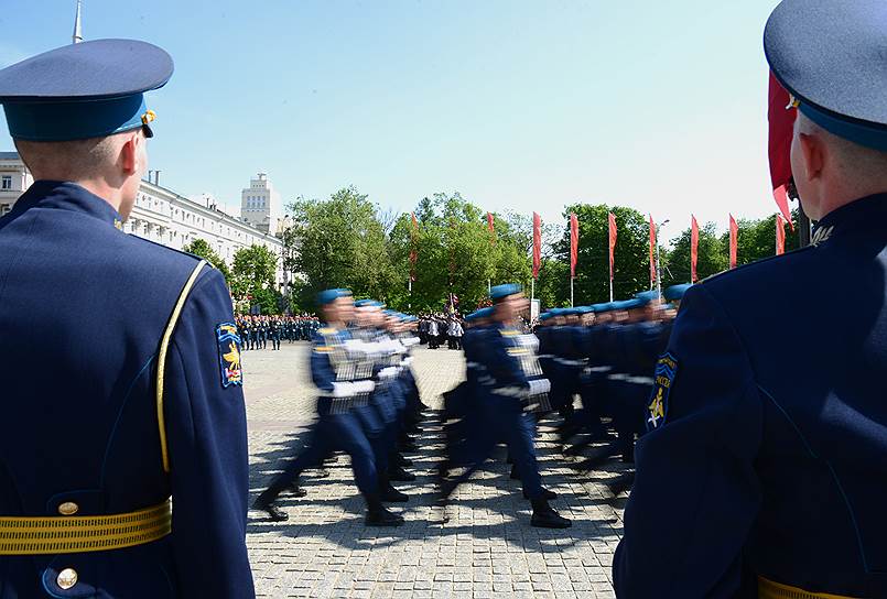 Военный парад, посвященный 73-й годовщине Победы в Великой Отечественной войне, на площади Ленина в Воронеже