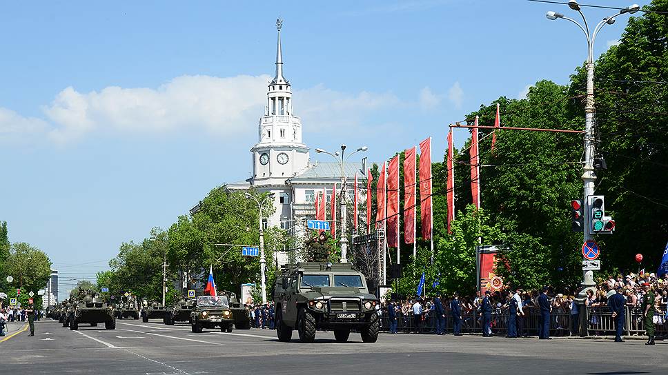 Военный парад, посвященный 73-й годовщине Победы в Великой Отечественной войне, на площади Ленина в Воронеже