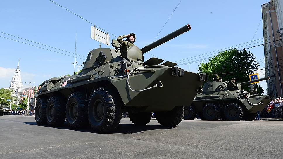 Военный парад, посвященный 73-й годовщине Победы в Великой Отечественной войне, на площади Ленина в Воронеже