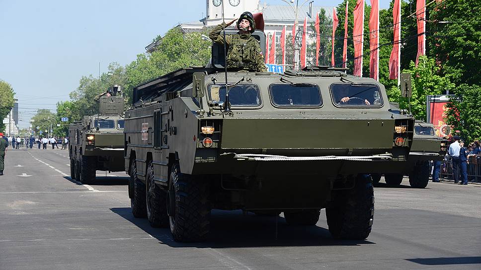 Военный парад, посвященный 73-й годовщине Победы в Великой Отечественной войне, на площади Ленина в Воронеже