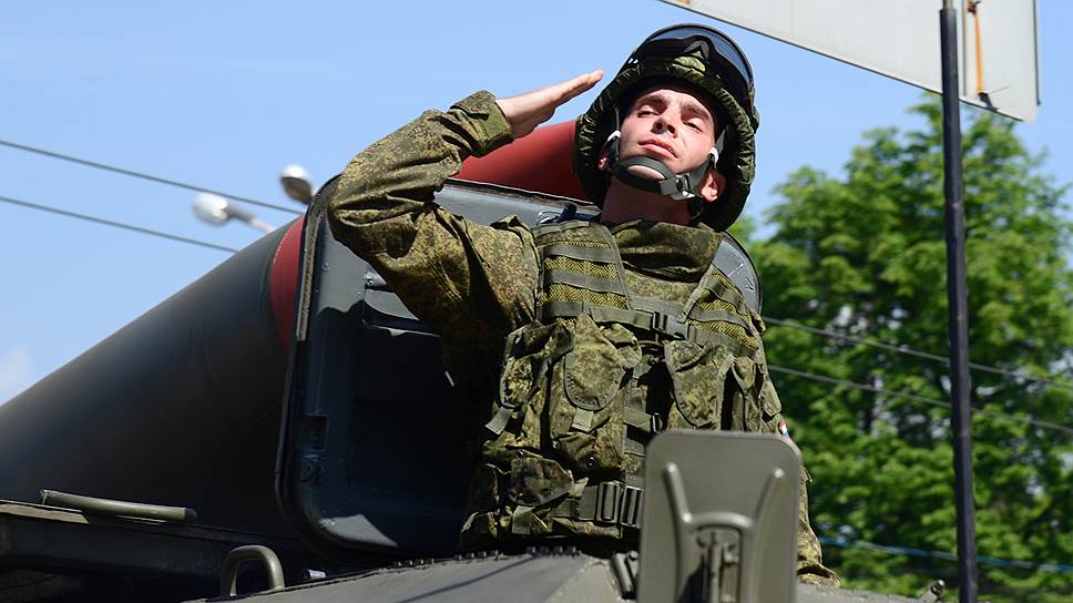 Военный парад, посвященный 73-й годовщине Победы в Великой Отечественной войне, на площади Ленина в Воронеже