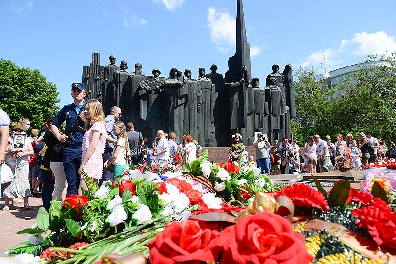 Традиционно воронежцы пришли на Площадь Победы возложить цветы у Вечного огня