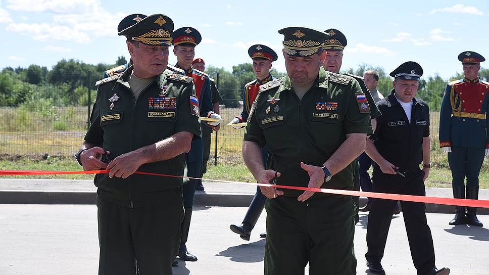 Заместитель министра обороны РФ Дмитрий Булгаков (слева) и начальник Главного автобронетанкового управления Министерства обороны Российской Федерации, генерал-лейтенант Александр Шевченко (в центре) во время торжественного перерезания ленточки.
