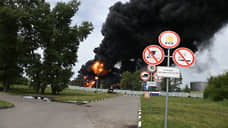 Воронежские спасатели 12 часов боролись с огнем на нефтебазе на улице Димитрова