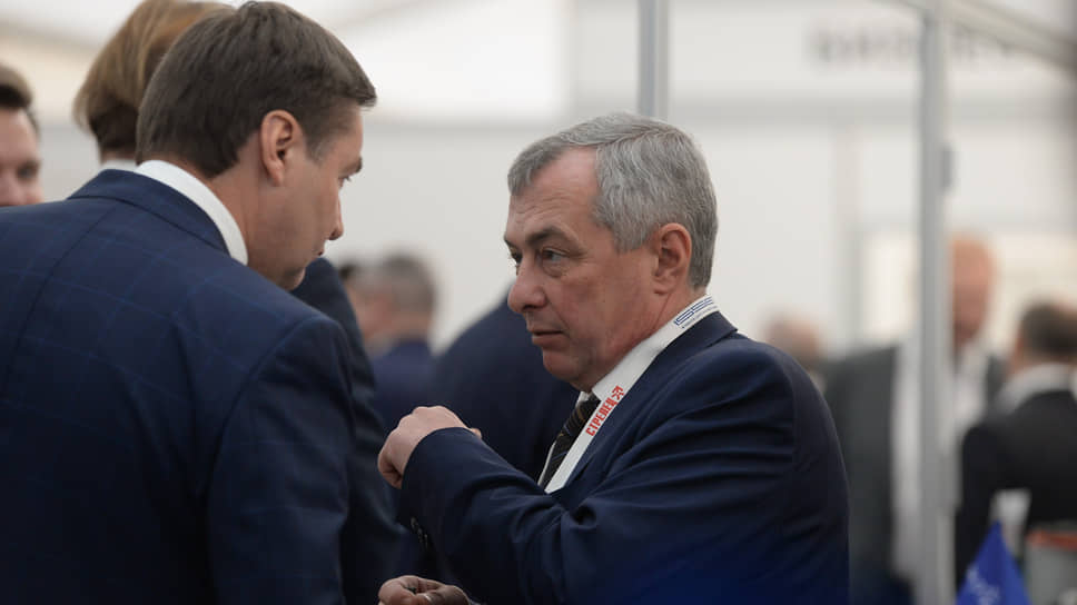 Геннадий Потапов (справа) уступил пост главы "Электросигнала" Игорю Гуренко 