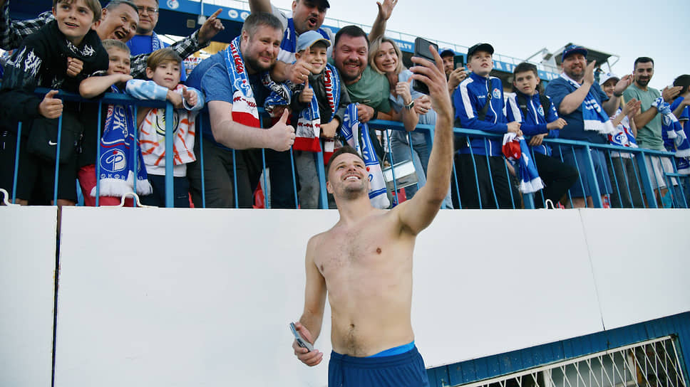 Евгений Марков фотографируется с болельщиками после матча  «Факел» — «Ахмат» (Грозный)