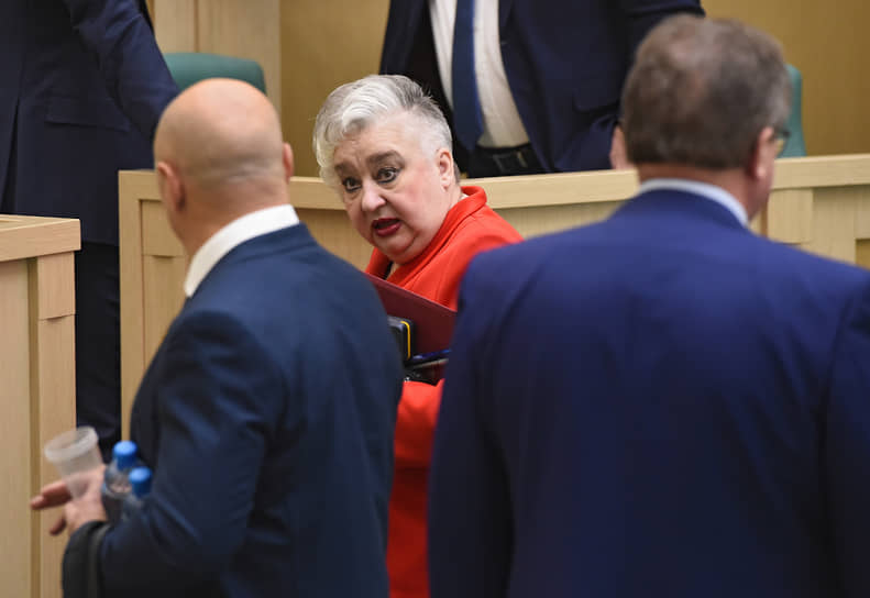 Ираида Тихонова перед заседанием в Совете федерации