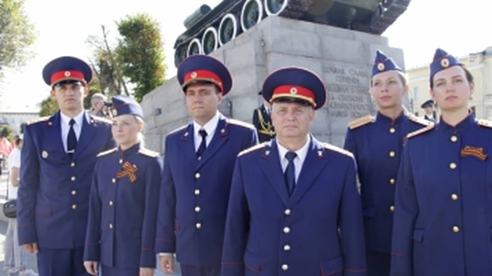 Петр Юдин (впереди, в центре) и сотрудники управления СКР по Орловской области