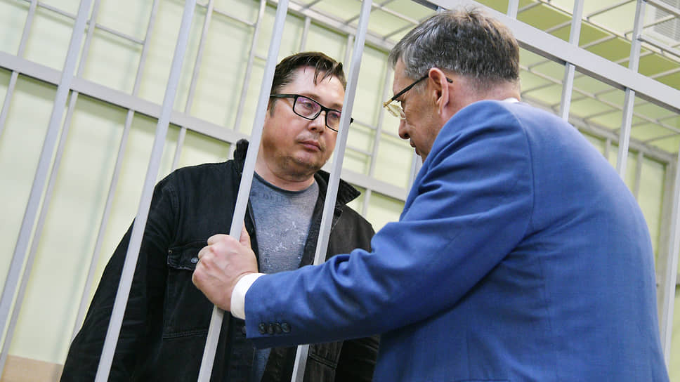 Дмитрий Ендовицкий с адвокатом во время одного из заседаний