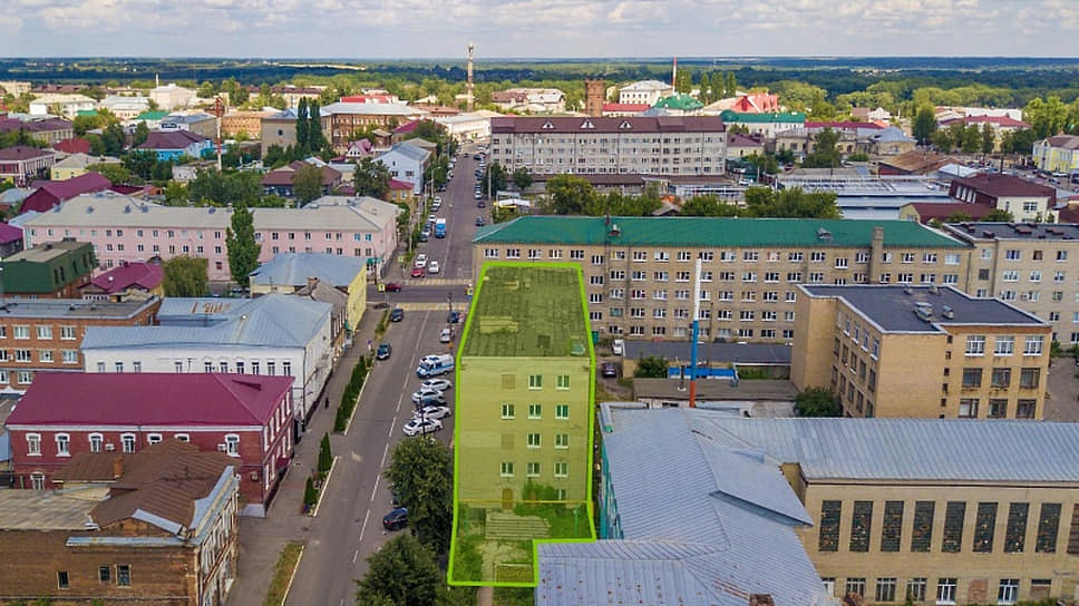 Выставленное на продажу здание