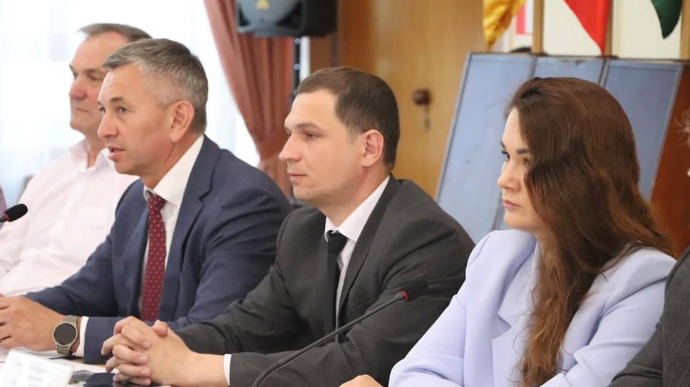Бывший и нынешний глава Ярославского округа Ярославской области Николай Заболотников (слева) и Алексей Михайлов (в центре)