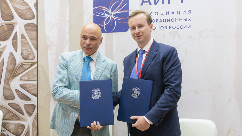 Губернатор Липецкой области Игорь Артамонов и председатель совета директоров ГК «Агротек» Николай Грушко после подписания соглашения