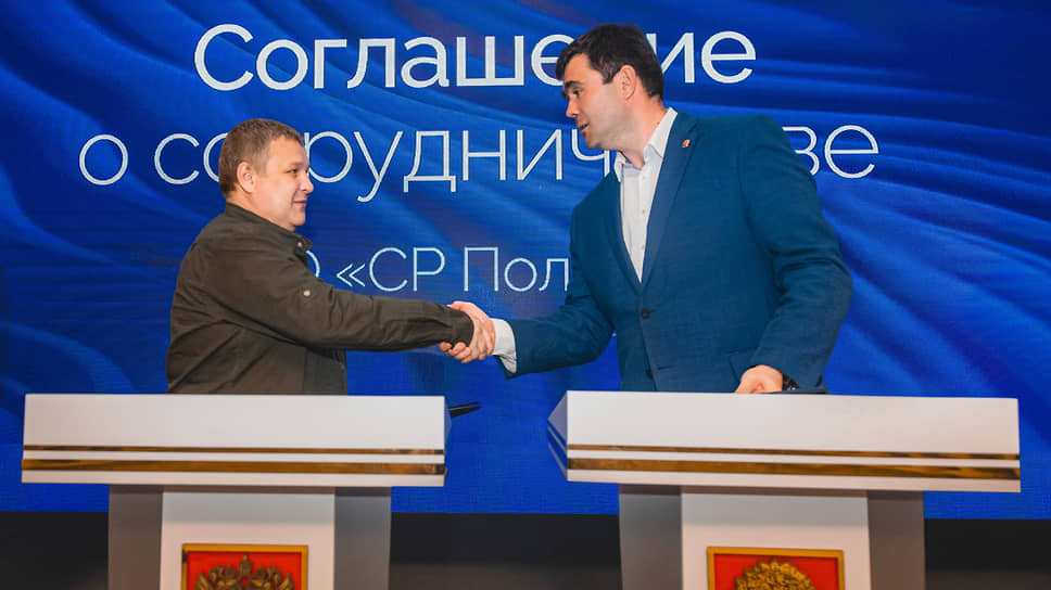 Вице-губернатор Липецкой области Сергей Курбатов (справа) и владелец местного ООО «СР Полимер» Сергей Бизин (слева) на ПМЭФ-2025