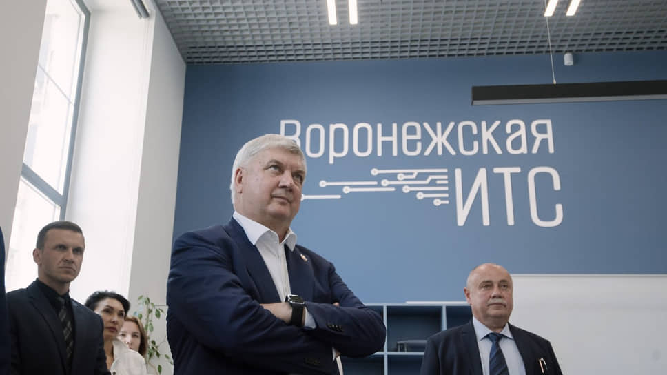 Губернатор Воронежской области Александр Гусев (в центре) во время визита в Центр управления ИТС