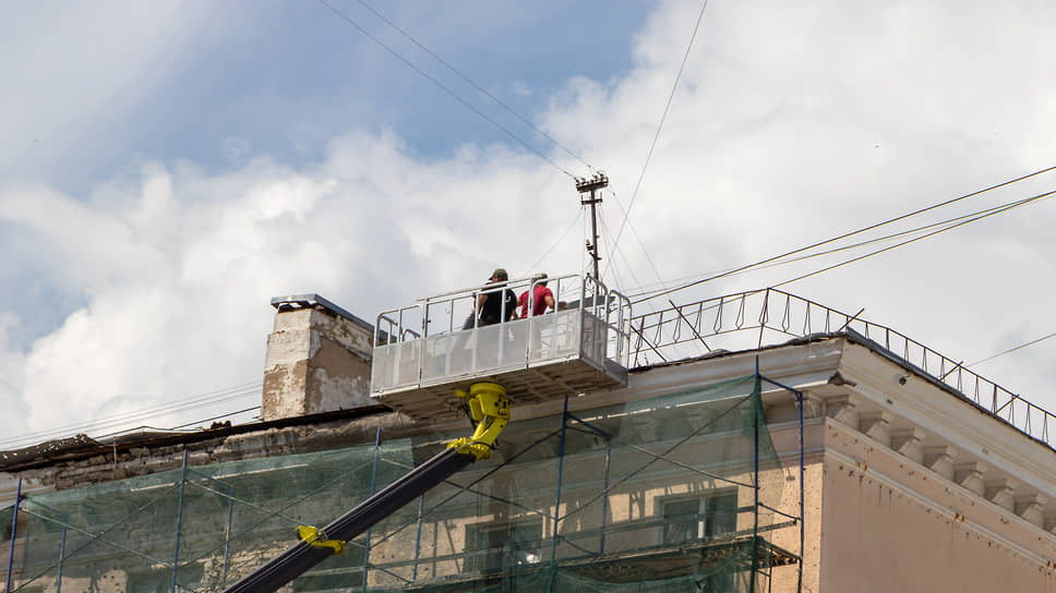 Сейчас рабочие завершают восстановление фасада