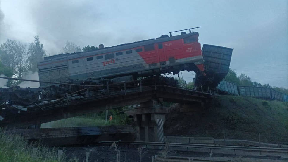 Последствия повреждения старого путепровода в Курской области