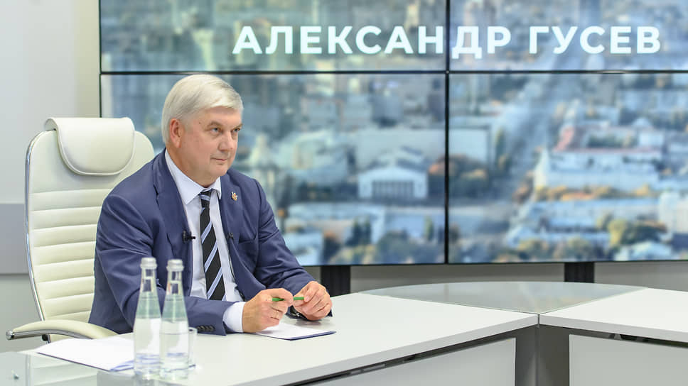 Губернатор Воронежской области Александр Гусев во время прямого эфира в соцсетях облправительства 19 августа