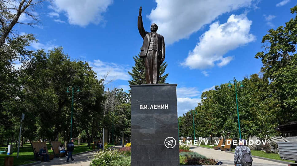 Памятник Владимиру Ленину в Центральном парке Белгороде