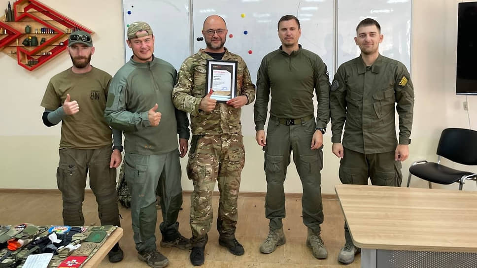 экс-депутат Курской облдумы Максим Васильев (в центре)