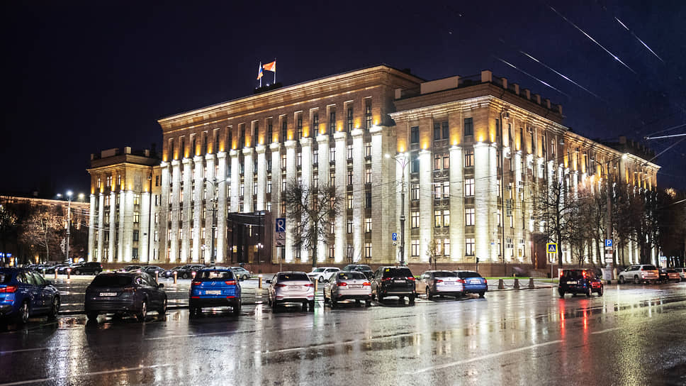 Вечерний Воронеж. Вид на правительство Воронежской области, в котором после сегодняшних новостей сменятся несколько табличек