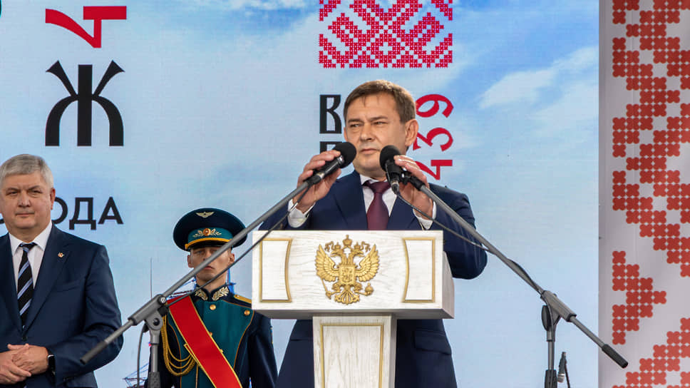 Председатель Воронежской областной думы Владимир Нетесов (на фото в центре) должен покинуть пост, чтобы стать сенатором РФ