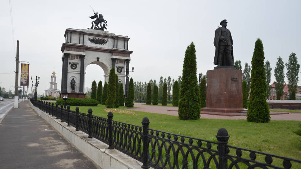 Виды Курска. Памятник маршалу Георгию Жукову на аллее мемориального комплекса «Курская дуга» (Триумфальная арка)