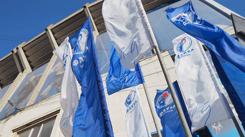 Флаги «Факела» на фасаде Центрального стадиона профсоюзов