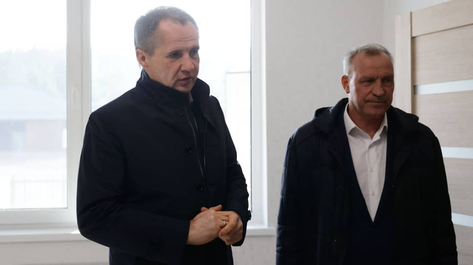 Губернатор Белгородской области Вячеслав Гладков (слева) и Сергей Бикетов (справа) вручают ключи от жилья юным белгородцам 30 сентября