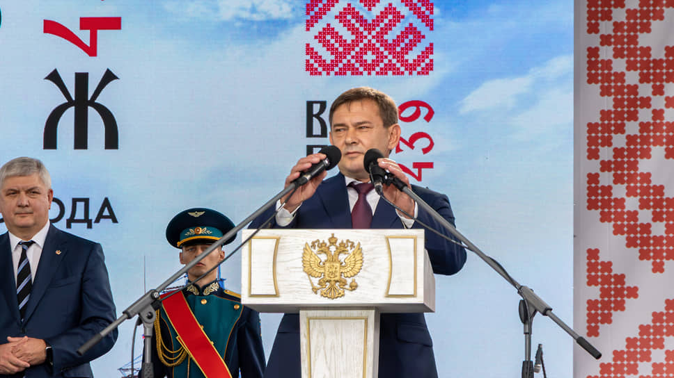 Сенатор от законодательной власти Воронежской области Владимир Нетесов (за трибуной)