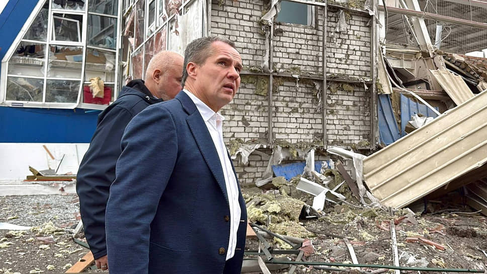 губернатор Белгородской области Вячеслав Гладков и министр энергетики РФ Сергей Цивилев (на заднем плане) у разрушенного ВСУ физкультурно-оздоровительного комплекса в поселке Маслова Пристань