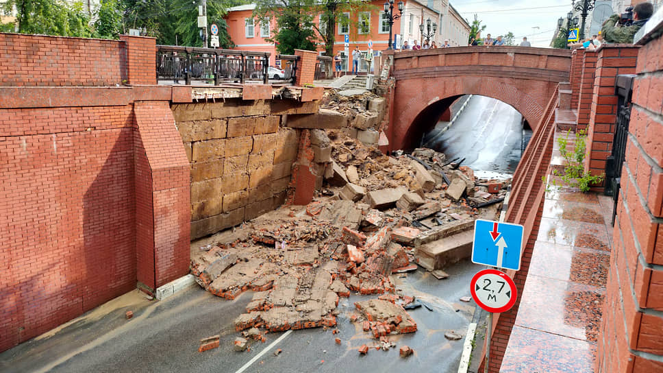 Последствия частичного обрушения Каменного моста летом 2023 года