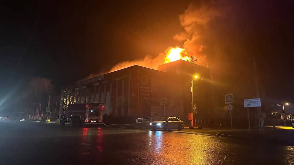 Беспилотники ВСУ ударили по зданию ТЦ в городе Короча Белгородской области