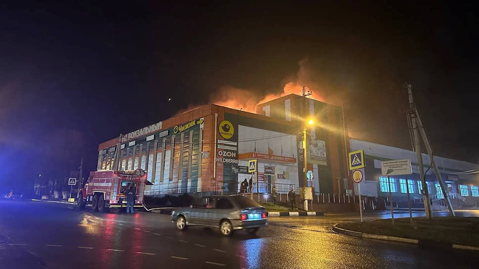 В результате удара загорелась кровля коммерческого объекта